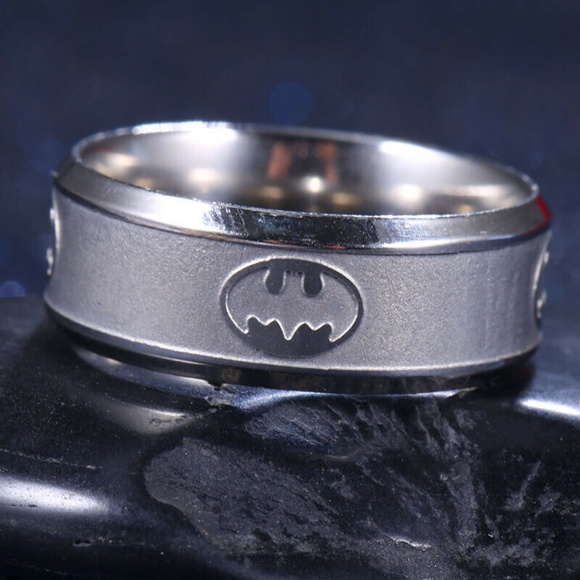 Silver Band Ring with Engraved Design - Picture 2 of 4